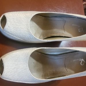 Aerosoles peep toe pumps.